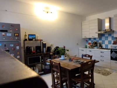 Appartamento a Monteroni d'Arbia, 8 locali, 3 bagni, 115 m² in vendita