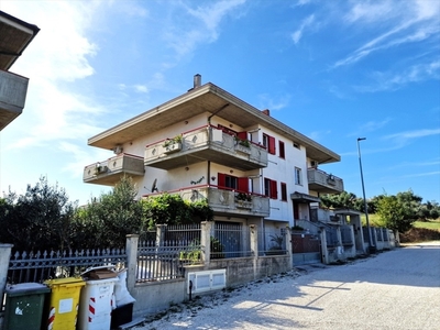 Villetta bifamiliare in Via Maiella, Silvi, 6 locali, 2 bagni, 235 m²