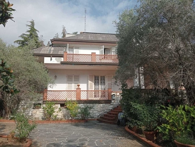 Villa a Castelnuovo Magra, 15 locali, 3 bagni, garage, 403 m²