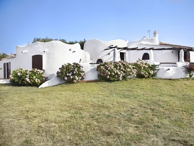 Villa a Santa Teresa Gallura, 4 locali, 2 bagni, giardino privato