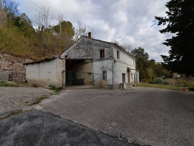 Rustico da ristrutturare, Corridonia zona semi-centrale