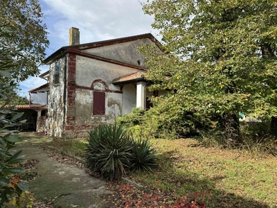 Villa in vendita a Revere Mantova