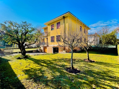 Villa Bifamiliare a Brescia in Costalunga , Costalunga