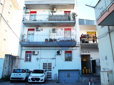 Appartamento a Palermo, 5 locali, 1 bagno, 90 m², 1° piano in vendita