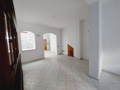 Appartamento in Via Sant'Antonio, Siniscola, 7 locali, 2 bagni, 130 m²