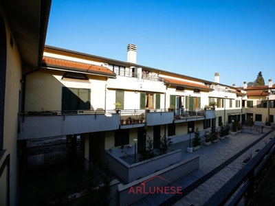 Bilocale in Via san mauro, Parabiago, 1 bagno, con box, 56 m²