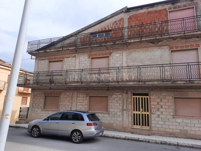 Casa Indipendente a Castellana Sicula in Via Cesare Battisti