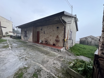 Casa indipendente a Ferentino, 5 locali, 1 bagno, giardino privato
