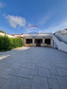 Casa indipendente in VIA SANTA CESAREA, Lecce, 4 locali, 2 bagni