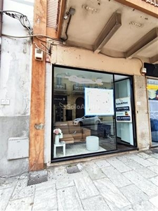 Fondo/negozio - 1 vetrina/luce a Centro, Reggio di Calabria