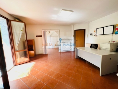 Appartamento in Viale Roma 153, Massa, 5 locali, 2 bagni, 100 m²