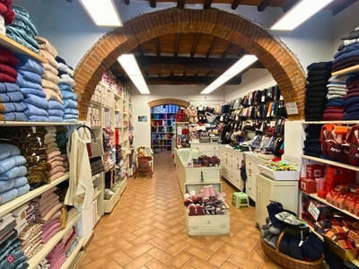 Negozio/Locale commerciale in Vendita in Via Chiantigiana 202 a Bagno a Ripoli
