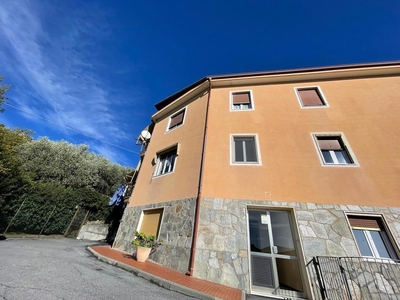 Quadrilocale in Ernesto Carli, Imperia, 1 bagno, posto auto, 103 m²