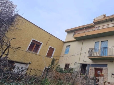 Trilocale in Via roma, Siniscola, 1 bagno, 80 m², 2° piano, abitabile