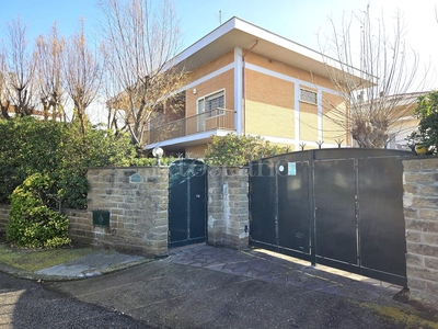 Villa Bifamiliare a Fiumicino in Via Cesenatico
