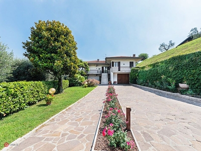 Villa in Vendita in Via Grezze 1 a Desenzano del Garda