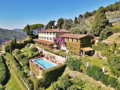 Villa in Vendita in Via per Camaiore a Lucca