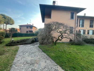 Villetta bifamiliare in Via Monte Grappa, Lentate sul Seveso, 5 locali