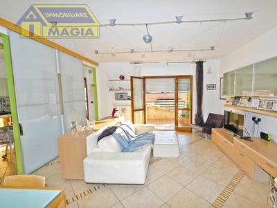 Appartamento a Castel di Lama, 5 locali, 2 bagni, con box, 120 m²