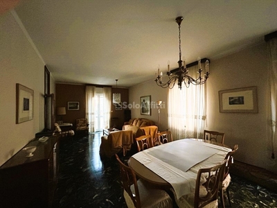Appartamento in Affitto a Modena, 902€, 130 m², arredato