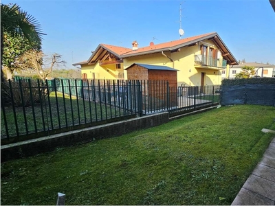 Bilocale in Statale dei Giovi, Fino Mornasco, 1 bagno, garage, 60 m²