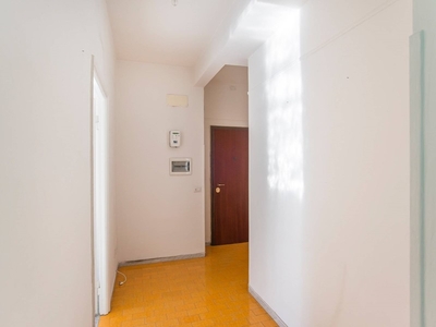 Bilocale in Vendita a Roma, zona Tiburtino, 240'000€, 67 m²