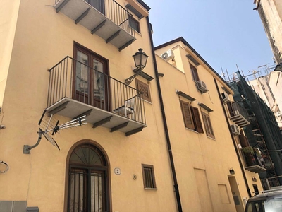 Bilocale ristrutturato in zona Cattedrale a Palermo