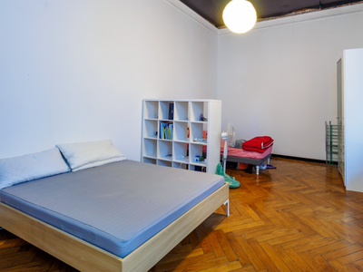 Camera doppia in appartamento con 4 camere da letto nel centro di Milano