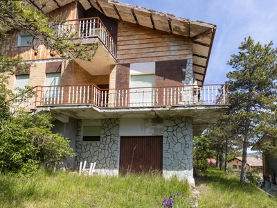 Casa 7 locali di 293 m² in Sarnano