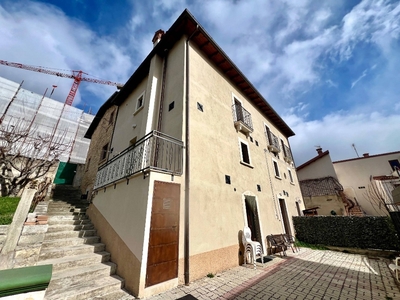 Casa indipendente in Via Castello, L'Aquila, 5 locali, 2 bagni, 189 m²