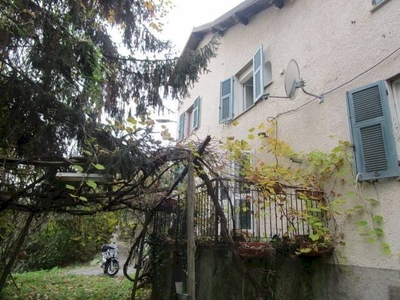 Casa semindipendente con giardino e terreno