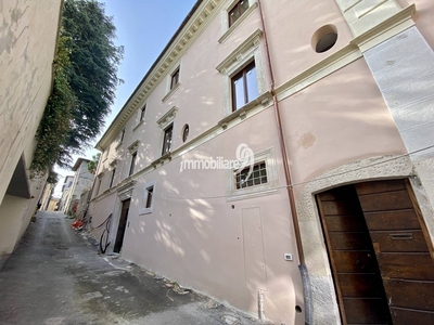 Monolocale in Vendita a L'Aquila, zona Centro storico, 140'000€, 90 m²