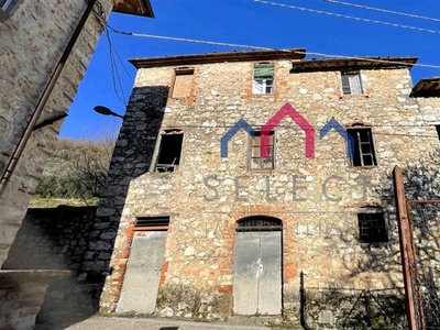 Quadrilocale da ristrutturare in zona Domazzano a Borgo a Mozzano