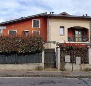 Trilocale in Via Verona, Cantù, 1 bagno, posto auto, 129 m² in vendita