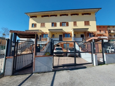 Villa a schiera in Via Gabriele Rossetti 16, L'Aquila, 5 locali