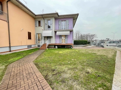 Villa a schiera ristrutturata in zona Rivalta Sul Mincio a Rodigo
