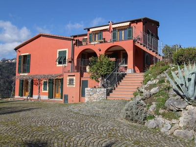 Villa ristrutturata in zona Montepertico a la Spezia