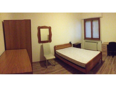 Affittasi stanza in appartamento con 4 camere da letto a Perugia