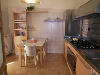 Appartamento in Affitto a Massa, zona Ronchi, 4'000€, 86 m², arredato