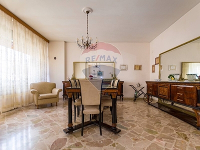 Appartamento in Vendita a Palermo, zona Fiera, 245'000€, 176 m²