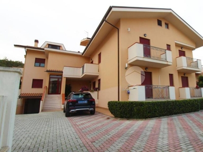 Appartamento in vendita a Pineto via Francesco Petrarca, 2