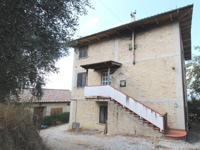 Casa Indipendente in vendita a Bellante via borgo martina alfonso