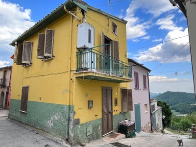 Casa Indipendente in vendita a Campli via Campli, Battaglia 8