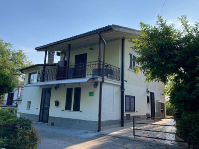 Casa Indipendente in vendita a Castelli contrada Convento