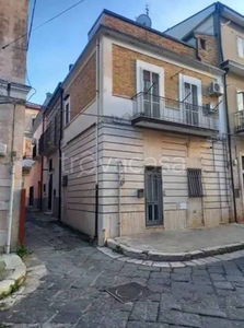 Casa Indipendente in vendita a Lavello via Dante Alighieri