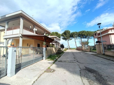 Casa Indipendente in vendita a Pineto via Ombrone, 4