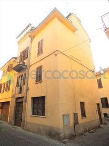 Casa singola da ristrutturare, in vendita in Via Carlo Varese, Tortona