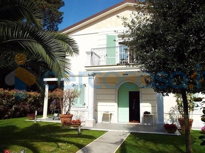 Casa singola in ottime condizioni, in vendita in Via Mazzini, Forte Dei Marmi