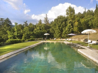 Casale a Chiassa Superiore con piscina, giardino e terrazza