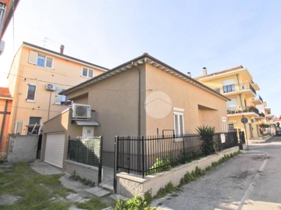Casale in vendita ad Alba Adriatica via Nino Bixio, 14